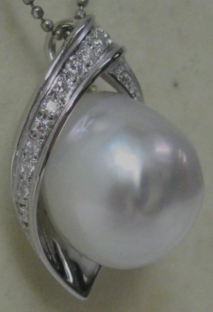 極美品 Pt900プラチナ ペンダント南洋パール 真珠15ミリダイヤ0.25ct < 女性アクセサリー/時計 極美品 Pt900プラチナ ペンダント南洋パール 真珠15ミリダイヤ0.25ct < 女性アクセサリー/時計の