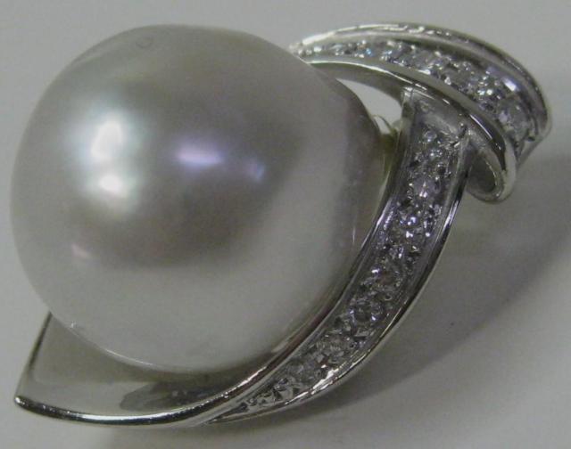 極美品 Pt900プラチナ ペンダント南洋パール 真珠15ミリダイヤ0.25ct < 女性アクセサリー/時計 極美品 Pt900プラチナ ペンダント南洋パール 真珠15ミリダイヤ0.25ct < 女性アクセサリー/時計の