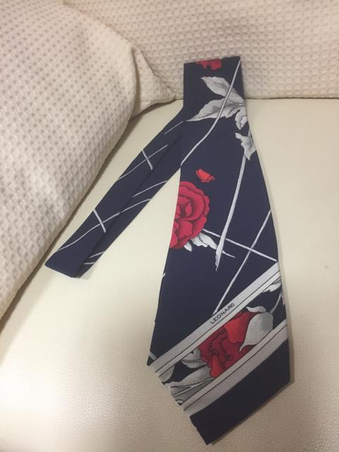 1352.未使用☆レオナール☆花と蝶の柄ネクタイ < 男性ファッション  1352.未使用☆レオナール☆花と蝶の柄ネクタイ  < 男性ファッションの