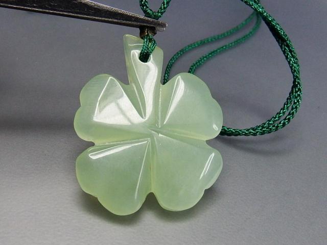 四葉クローバー手彫りネフライトヒスイ軟玉天然石紐ネックレス < 女性アクセサリー/時計  四葉クローバー手彫りネフライトヒスイ軟玉天然石紐ネックレス < 女性アクセサリー/時計の