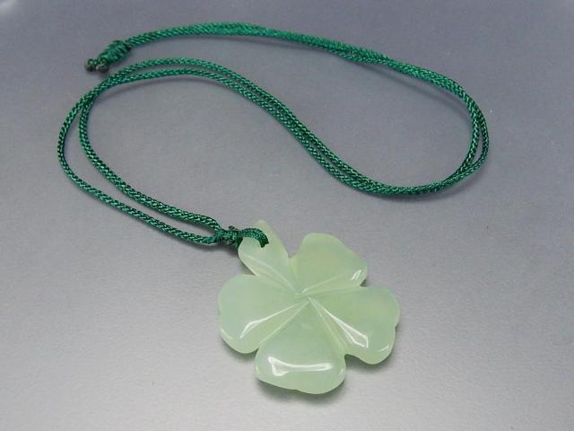 四葉クローバー手彫りネフライトヒスイ軟玉天然石紐ネックレス < 女性アクセサリー/時計  四葉クローバー手彫りネフライトヒスイ軟玉天然石紐ネックレス < 女性アクセサリー/時計の