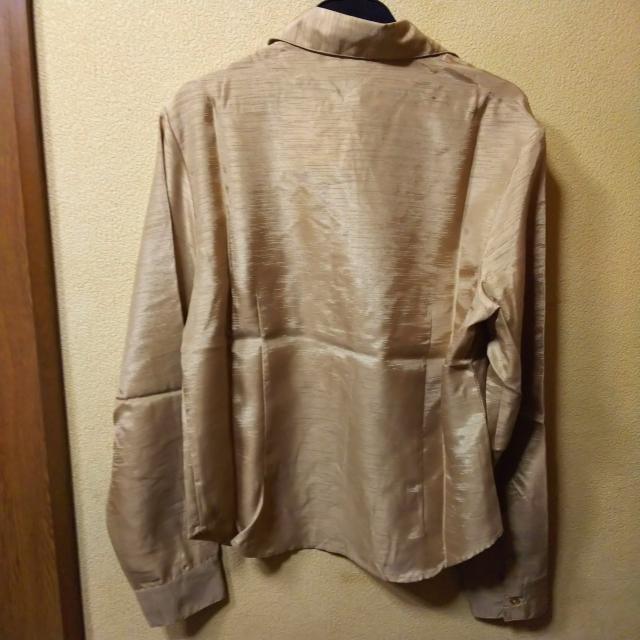 新品タグ付★光沢のある長袖シャツ/金茶/L < 女性ファッション  新品タグ付★光沢のある長袖シャツ/金茶/L < 女性ファッションの