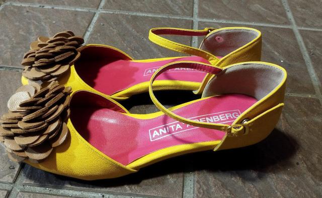 アニタアレンバーグ 花モチーフ イエロー ワンストップパンプス 24cm < 女性ファッション  アニタアレンバーグ 花モチーフ イエロー ワンストップパンプス 24cm < 女性ファッションの