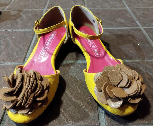 アニタアレンバーグ 花モチーフ イエロー ワンストップパンプス 24cm < 女性ファッション  アニタアレンバーグ 花モチーフ イエロー ワンストップパンプス 24cm < 女性ファッションの