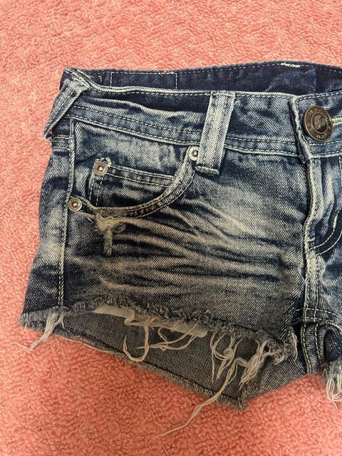 SpRay ダメージ加工 クラッシュ 裾切りっぱなしローライズ 丈短かめ デニムショートパンツ < ブランド SpRay ダメージ加工 クラッシュ 裾切りっぱなしローライズ 丈短かめ デニムショートパンツ < ブランドの