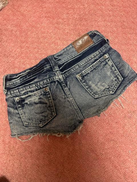 SpRay ダメージ加工 クラッシュ 裾切りっぱなしローライズ 丈短かめ デニムショートパンツ < ブランド SpRay ダメージ加工 クラッシュ 裾切りっぱなしローライズ 丈短かめ デニムショートパンツ < ブランドの