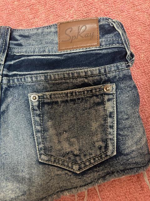 SpRay ダメージ加工 クラッシュ 裾切りっぱなしローライズ 丈短かめ デニムショートパンツ < ブランド SpRay ダメージ加工 クラッシュ 裾切りっぱなしローライズ 丈短かめ デニムショートパンツ < ブランドの