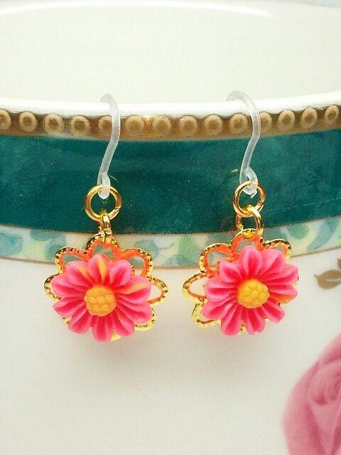 ゴールドお花透かしフッシャーフラワー樹脂フック☆ < 女性アクセサリー/時計  ゴールドお花透かしフッシャーフラワー樹脂フック☆  < 女性アクセサリー/時計の