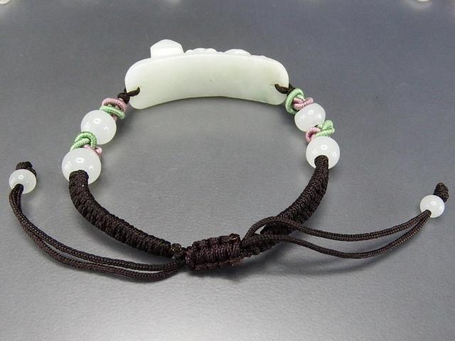 一点物ひすいヒキュウ手彫りプレート天然石翡翠手編み糸ブレスレット < 女性アクセサリー/時計  一点物ひすいヒキュウ手彫りプレート天然石翡翠手編み糸ブレスレット < 女性アクセサリー/時計の