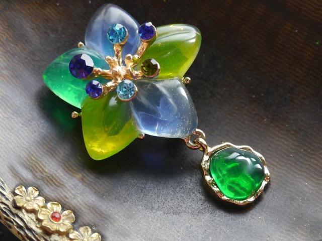 新品アンティーク調ゆらゆらアクアカラーお花ブローチ < 女性アクセサリー/時計  新品アンティーク調ゆらゆらアクアカラーお花ブローチ < 女性アクセサリー/時計の