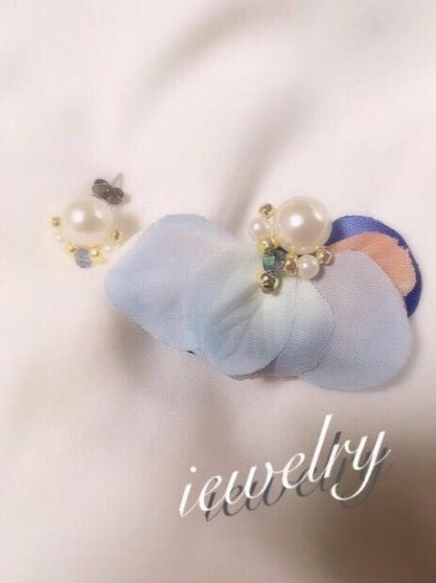 アシンメ●フラワー×パールピアス【新品未使用】ブルー < 女性アクセサリー/時計  アシンメ●フラワー×パールピアス【新品未使用】ブルー  < 女性アクセサリー/時計の