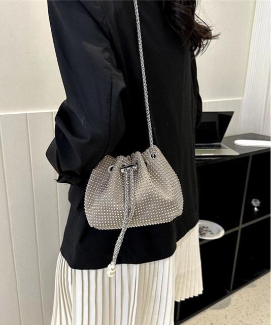 送料無料 新品 キラキラ 巾着バッグ チェーンミニバッグ < 女性ファッション  送料無料 新品 キラキラ 巾着バッグ チェーンミニバッグ < 女性ファッションの