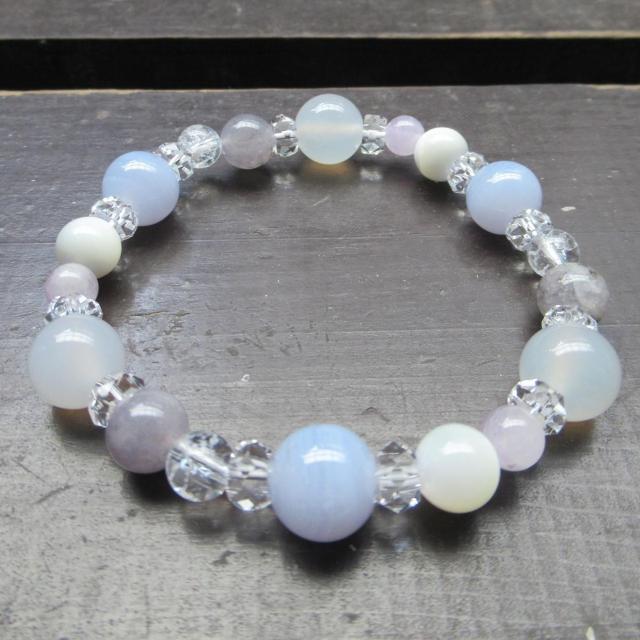 ブルーレースxホワイトカルセドニーxアイオライトブレスレット 天然石 パワースト < 女性アクセサリー/時計 ブルーレースxホワイトカルセドニーxアイオライトブレスレット 天然石 パワースト < 女性アクセサリー/時計の