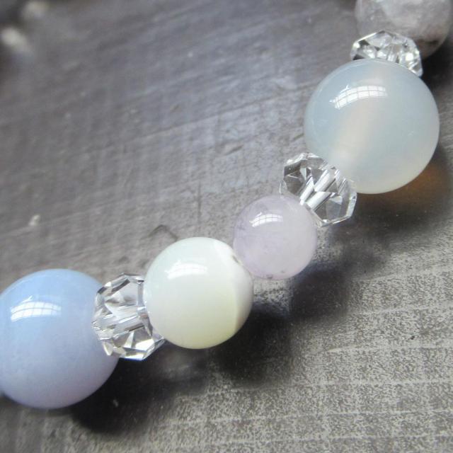 ブルーレースxホワイトカルセドニーxアイオライトブレスレット 天然石 パワースト < 女性アクセサリー/時計 ブルーレースxホワイトカルセドニーxアイオライトブレスレット 天然石 パワースト < 女性アクセサリー/時計の