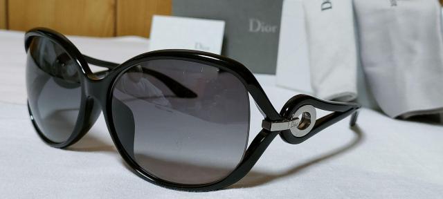 正規 ハイド着 同型 Dior ロゴ×フェザーテンプル ビッグレンズサングラス 黒 男女兼用 眼鏡 グラマラスアイウェア 付属有 < ブランド  正規 ハイド着 同型 Dior ロゴ×フェザーテンプル ビッグレンズサングラス 黒 男女兼用 眼鏡 グラマラスアイウェア 付属有  < ブランドの