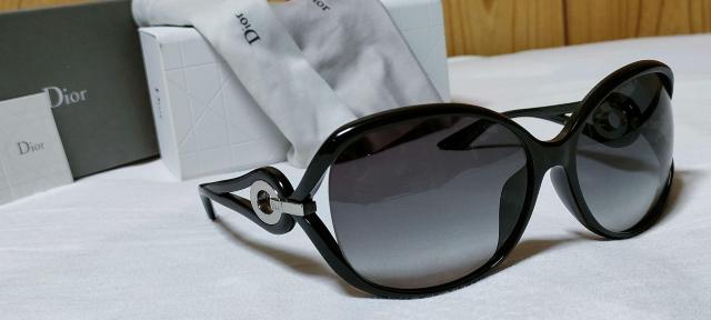 正規 ハイド着 同型 Dior ロゴ×フェザーテンプル ビッグレンズサングラス 黒 男女兼用 眼鏡 グラマラスアイウェア 付属有 < ブランド  正規 ハイド着 同型 Dior ロゴ×フェザーテンプル ビッグレンズサングラス 黒 男女兼用 眼鏡 グラマラスアイウェア 付属有 < ブランドの