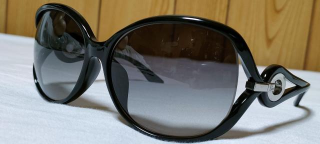 正規 ハイド着 同型 Dior ロゴ×フェザーテンプル ビッグレンズサングラス 黒 男女兼用 眼鏡 グラマラスアイウェア 付属有 < ブランド  正規 ハイド着 同型 Dior ロゴ×フェザーテンプル ビッグレンズサングラス 黒 男女兼用 眼鏡 グラマラスアイウェア 付属有 < ブランドの