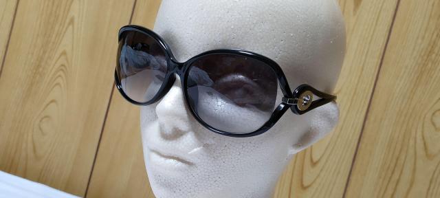 正規 ハイド着 同型 Dior ロゴ×フェザーテンプル ビッグレンズサングラス 黒 男女兼用 眼鏡 グラマラスアイウェア 付属有 < ブランド  正規 ハイド着 同型 Dior ロゴ×フェザーテンプル ビッグレンズサングラス 黒 男女兼用 眼鏡 グラマラスアイウェア 付属有 < ブランドの