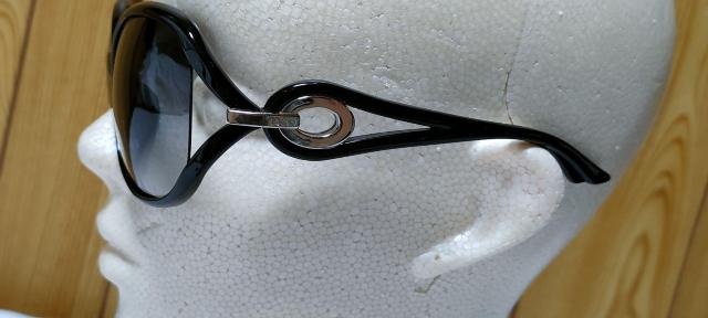 正規 ハイド着 同型 Dior ロゴ×フェザーテンプル ビッグレンズサングラス 黒 男女兼用 眼鏡 グラマラスアイウェア 付属有 < ブランド  正規 ハイド着 同型 Dior ロゴ×フェザーテンプル ビッグレンズサングラス 黒 男女兼用 眼鏡 グラマラスアイウェア 付属有 < ブランドの