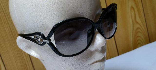 正規 ハイド着 同型 Dior ロゴ×フェザーテンプル ビッグレンズサングラス 黒 男女兼用 眼鏡 グラマラスアイウェア 付属有 < ブランド  正規 ハイド着 同型 Dior ロゴ×フェザーテンプル ビッグレンズサングラス 黒 男女兼用 眼鏡 グラマラスアイウェア 付属有 < ブランドの