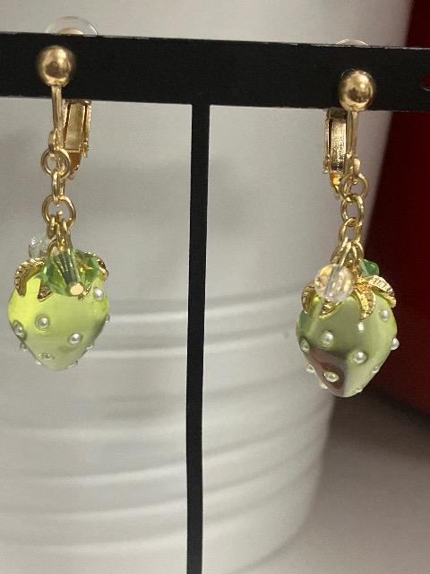 ハンドメイド 半立体のいちごのチャームを使用したイヤリング グリーン < 女性ファッション  ハンドメイド 半立体のいちごのチャームを使用したイヤリング グリーン  < 女性ファッションの