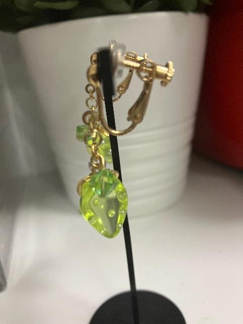 ハンドメイド 半立体のいちごのチャームを使用したイヤリング グリーン < 女性ファッション  ハンドメイド 半立体のいちごのチャームを使用したイヤリング グリーン < 女性ファッションの