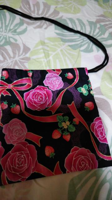 ★処分品★黒×バラレースラメ入柄ナナメ掛巾着袋 < キッズ/ベビー  ★処分品★黒×バラレースラメ入柄ナナメ掛巾着袋 < キッズ/ベビーの