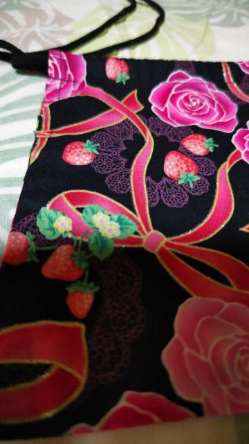 ★処分品★黒×バラレースラメ入柄ナナメ掛巾着袋 < キッズ/ベビー  ★処分品★黒×バラレースラメ入柄ナナメ掛巾着袋 < キッズ/ベビーの