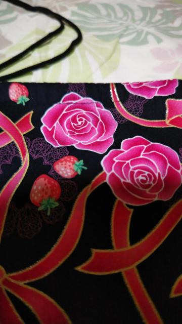 ★処分品★黒×バラレースラメ入柄ナナメ掛巾着袋 < キッズ/ベビー  ★処分品★黒×バラレースラメ入柄ナナメ掛巾着袋 < キッズ/ベビーの