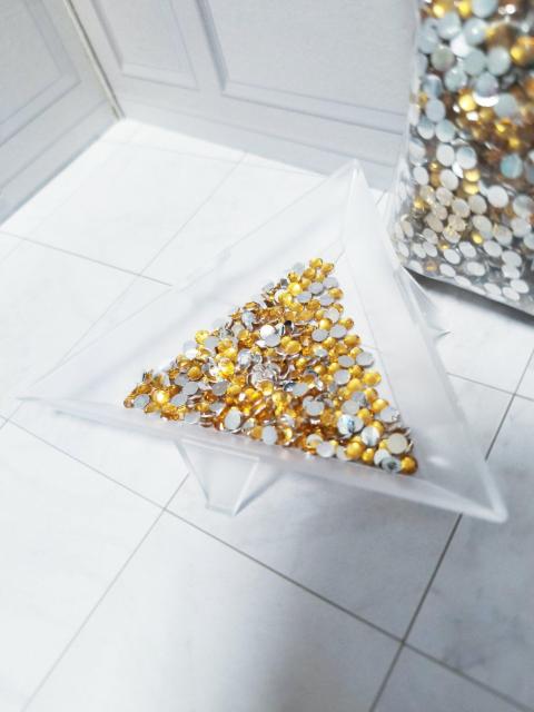 ラインストーン トパーズ 3mm 25.3g 大容量 < 香水/コスメ/ネイル  ラインストーン トパーズ 3mm 25.3g 大容量 < 香水/コスメ/ネイルの