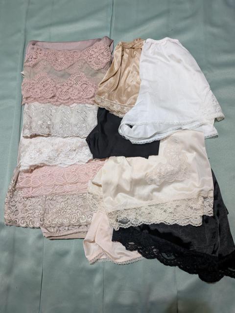 W1081  特優品特売  ブランド入りペチコートまとめて11枚  M〜L < 女性ファッション  W1081  特優品特売  ブランド入りペチコートまとめて11枚  M〜L  < 女性ファッションの