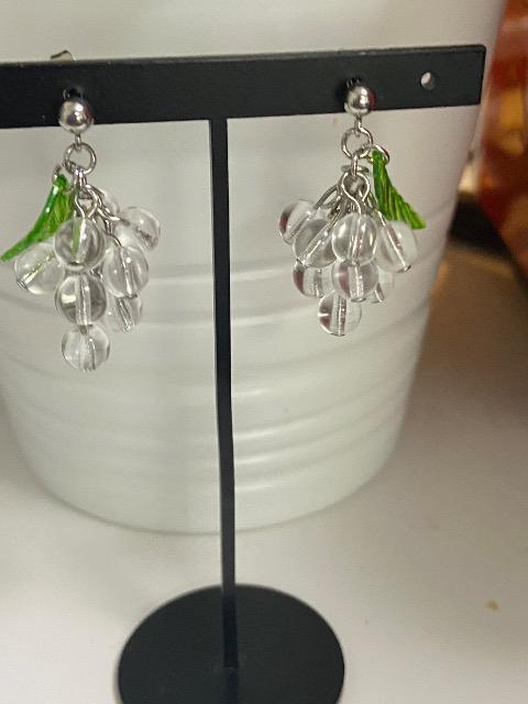 チェコビーズを使用したぶどうのピアス クリスタル < 女性ファッション  チェコビーズを使用したぶどうのピアス クリスタル  < 女性ファッションの