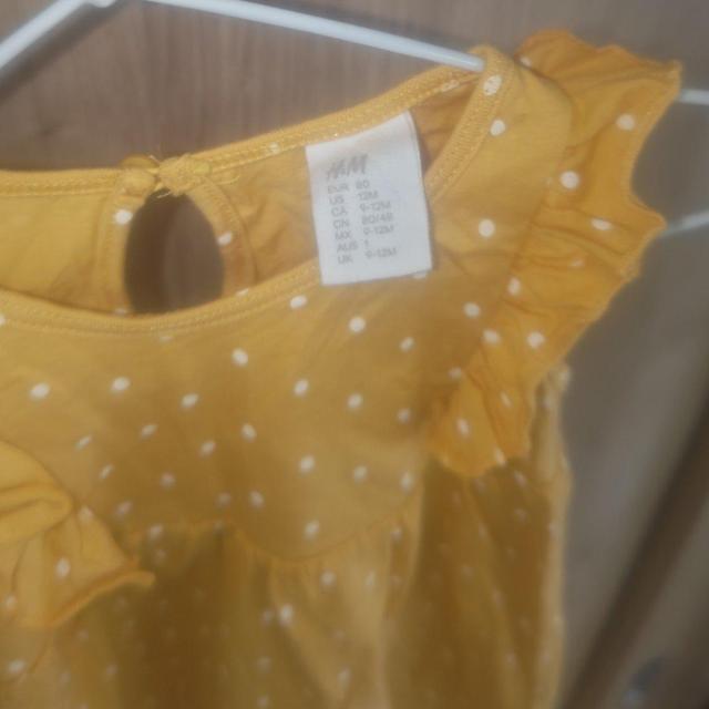 H&M マスタードカラーのドット柄ワンピース サイズ80 送料無料 < ブランド  H&M マスタードカラーのドット柄ワンピース サイズ80 送料無料 < ブランドの