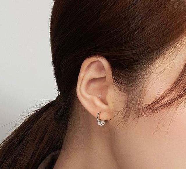 小リング付き フープピアス シルバー【両耳セット】 < 女性アクセサリー/時計 小リング付き フープピアス シルバー【両耳セット】 < 女性アクセサリー/時計の