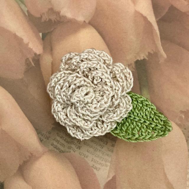 ハンドメイド♪レース編み 花びらいっぱいお花モチーフのブローチ < 女性ファッション  ハンドメイド♪レース編み 花びらいっぱいお花モチーフのブローチ  < 女性ファッションの