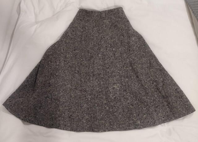 1970年代 ビンテージ 厚手ウールツイード ホームスパン フレアロングスカート < 女性ファッション  1970年代 ビンテージ 厚手ウールツイード ホームスパン フレアロングスカート < 女性ファッションの