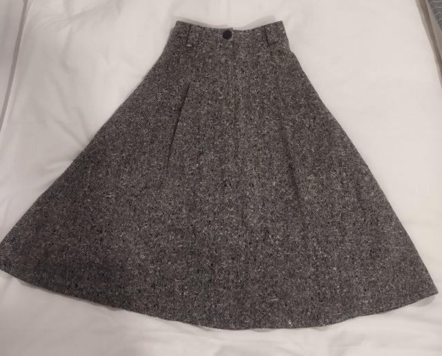 1970年代 ビンテージ 厚手ウールツイード ホームスパン フレアロングスカート < 女性ファッション  1970年代 ビンテージ 厚手ウールツイード ホームスパン フレアロングスカート < 女性ファッションの