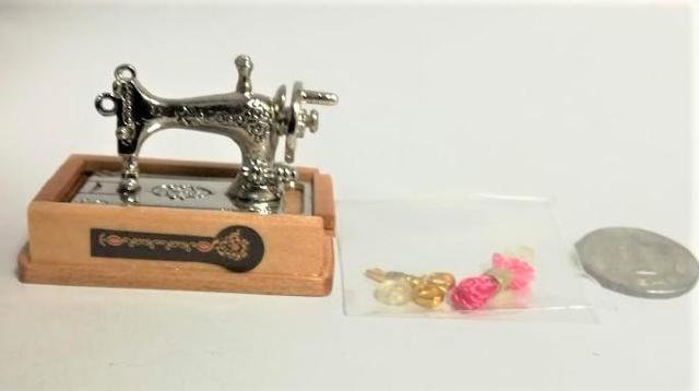 ミニチュア★ミシン★ウッド★ハサミ&糸&ボタン付き★ソーイングセットが収納できる引き出し付き★色違いあります★ドールハウスに★ < おもちゃ  ミニチュア★ミシン★ウッド★ハサミ&糸&ボタン付き★ソーイングセットが収納できる引き出し付き★色違いあります★ドールハウスに★  < おもちゃの