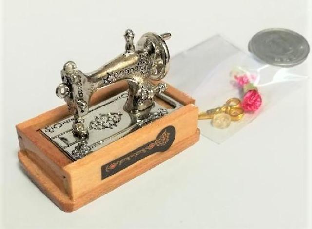 ミニチュア★ミシン★ウッド★ハサミ&糸&ボタン付き★ソーイングセットが収納できる引き出し付き★色違いあります★ドールハウスに★ < おもちゃ  ミニチュア★ミシン★ウッド★ハサミ&糸&ボタン付き★ソーイングセットが収納できる引き出し付き★色違いあります★ドールハウスに★ < おもちゃの