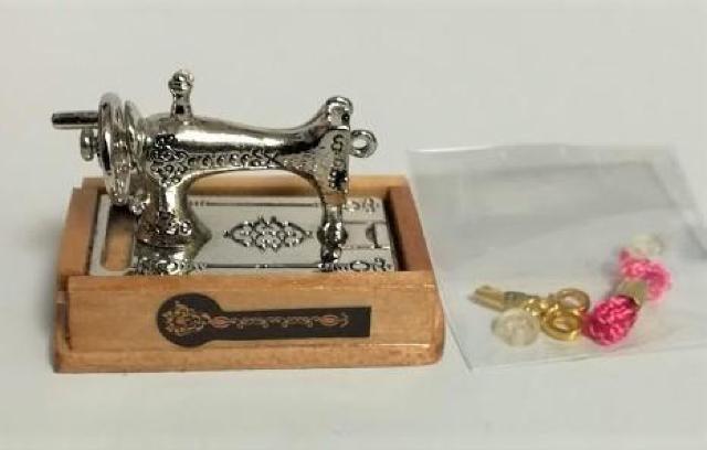 ミニチュア★ミシン★ウッド★ハサミ&糸&ボタン付き★ソーイングセットが収納できる引き出し付き★色違いあります★ドールハウスに★ < おもちゃ  ミニチュア★ミシン★ウッド★ハサミ&糸&ボタン付き★ソーイングセットが収納できる引き出し付き★色違いあります★ドールハウスに★ < おもちゃの