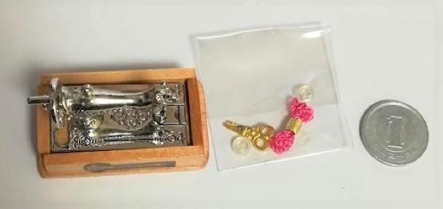 ミニチュア★ミシン★ウッド★ハサミ&糸&ボタン付き★ソーイングセットが収納できる引き出し付き★色違いあります★ドールハウスに★ < おもちゃ  ミニチュア★ミシン★ウッド★ハサミ&糸&ボタン付き★ソーイングセットが収納できる引き出し付き★色違いあります★ドールハウスに★ < おもちゃの