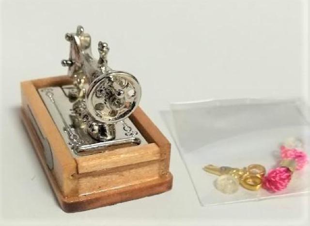 ミニチュア★ミシン★ウッド★ハサミ&糸&ボタン付き★ソーイングセットが収納できる引き出し付き★色違いあります★ドールハウスに★ < おもちゃ  ミニチュア★ミシン★ウッド★ハサミ&糸&ボタン付き★ソーイングセットが収納できる引き出し付き★色違いあります★ドールハウスに★ < おもちゃの