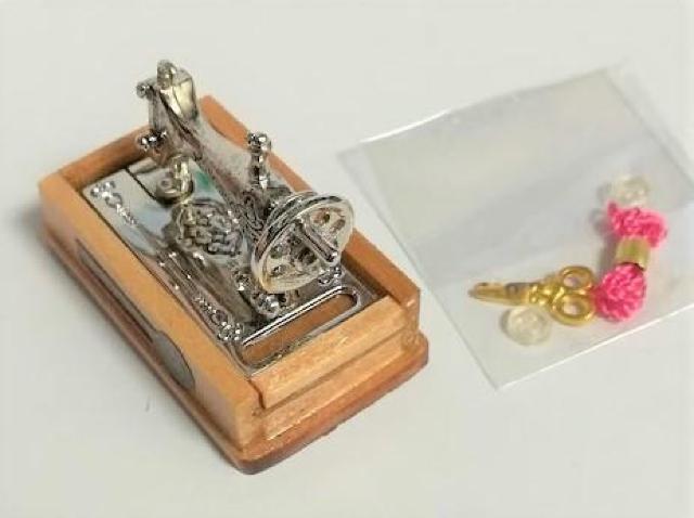 ミニチュア★ミシン★ウッド★ハサミ&糸&ボタン付き★ソーイングセットが収納できる引き出し付き★色違いあります★ドールハウスに★ < おもちゃ  ミニチュア★ミシン★ウッド★ハサミ&糸&ボタン付き★ソーイングセットが収納できる引き出し付き★色違いあります★ドールハウスに★ < おもちゃの