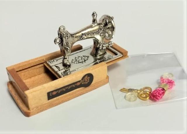 ミニチュア★ミシン★ウッド★ハサミ&糸&ボタン付き★ソーイングセットが収納できる引き出し付き★色違いあります★ドールハウスに★ < おもちゃ  ミニチュア★ミシン★ウッド★ハサミ&糸&ボタン付き★ソーイングセットが収納できる引き出し付き★色違いあります★ドールハウスに★ < おもちゃの