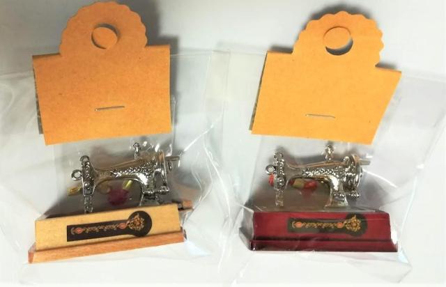 ミニチュア★ミシン★ウッド★ハサミ&糸&ボタン付き★ソーイングセットが収納できる引き出し付き★色違いあります★ドールハウスに★ < おもちゃ  ミニチュア★ミシン★ウッド★ハサミ&糸&ボタン付き★ソーイングセットが収納できる引き出し付き★色違いあります★ドールハウスに★ < おもちゃの