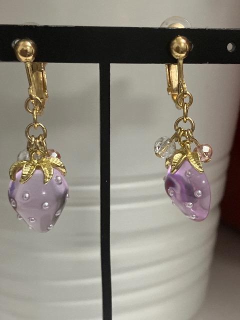 ハンドメイド 半立体いちごのチャームを使用したイヤリング パープル < 女性ファッション  ハンドメイド 半立体いちごのチャームを使用したイヤリング パープル  < 女性ファッションの