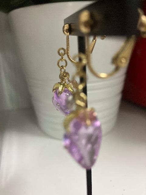 ハンドメイド 半立体いちごのチャームを使用したイヤリング パープル < 女性ファッション  ハンドメイド 半立体いちごのチャームを使用したイヤリング パープル < 女性ファッションの