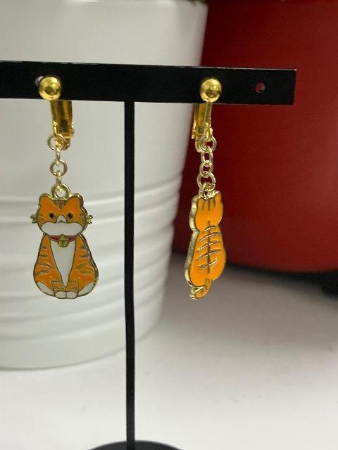 ハンドメイド ねこのチャームを使用したイヤリング < 女性ファッション  ハンドメイド ねこのチャームを使用したイヤリング  < 女性ファッションの