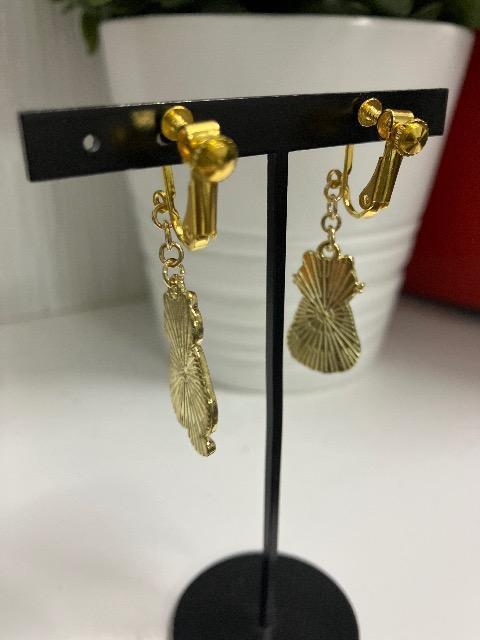 ハンドメイド ねこのチャームを使用したイヤリング < 女性ファッション  ハンドメイド ねこのチャームを使用したイヤリング < 女性ファッションの