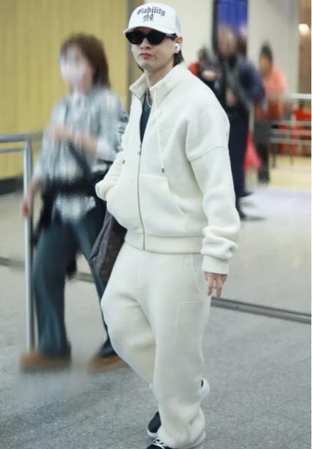 【未使用】ルイヴィトン キルテッドテクスチャーウールパンツ 平野紫耀さん着用 < ブランド 【未使用】ルイヴィトン キルテッドテクスチャーウールパンツ 平野紫耀さん着用 < ブランドの